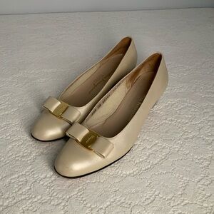 Salvatore Ferragamo (VINTAGE) Vara Cream Flats with Elegant Bow